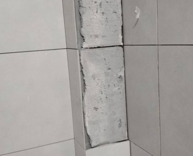 南丹瓷砖空鼓维修公司分享下瓷砖施工前基层浇水润湿程度不足，可能导致以下问题